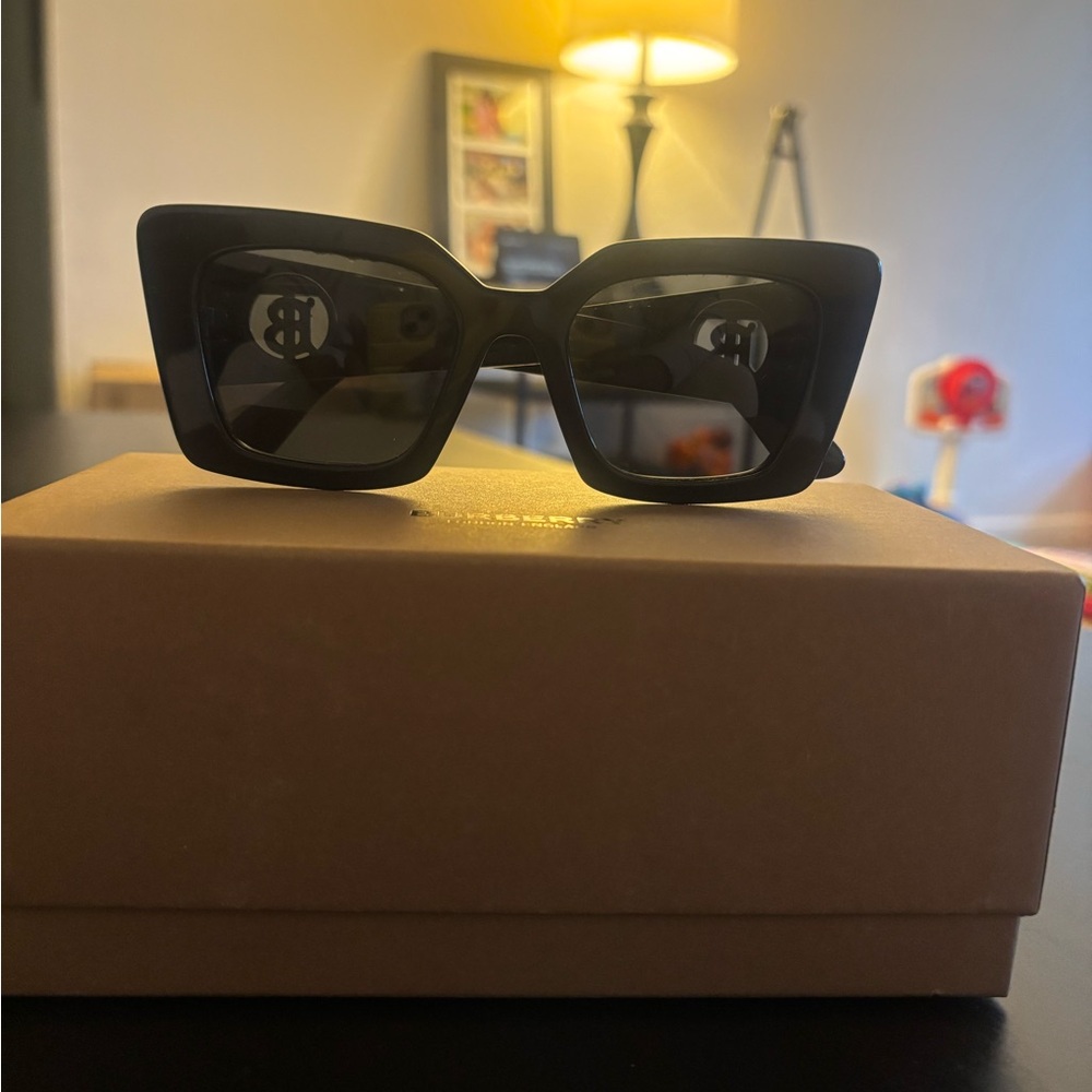 Burberry Black Oversized Square Sunglasses with Gold TB Emblem with case - Picture 3 of 7